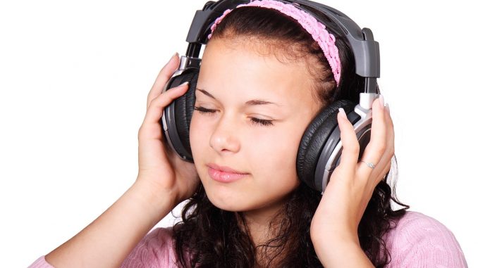 Niña escuchando radio