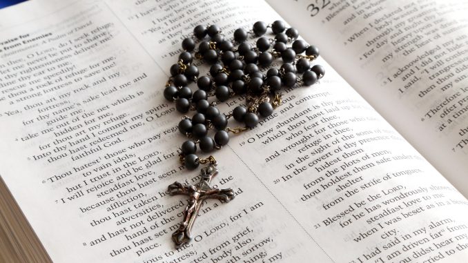 Biblia y Rosario