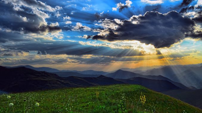 Cielo y montañas