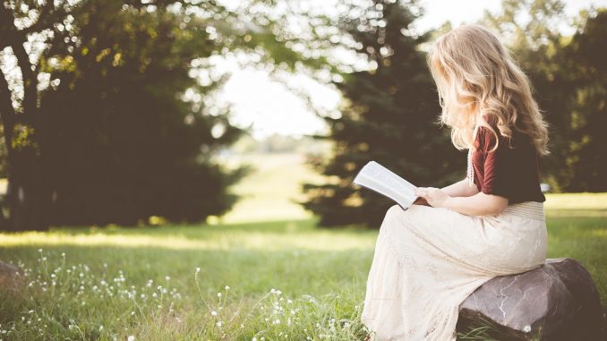 Mujer leyendo la biblia