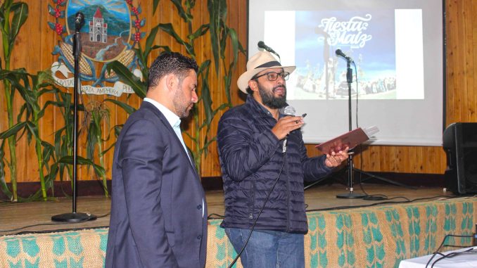 Firma documento declaratoria Fiesta del Maíz