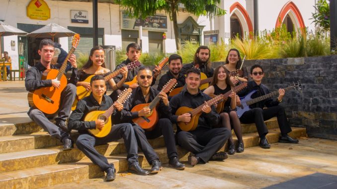 Fotografía Estudiantina Viento y Madera de La Ceja, participante del Festival.