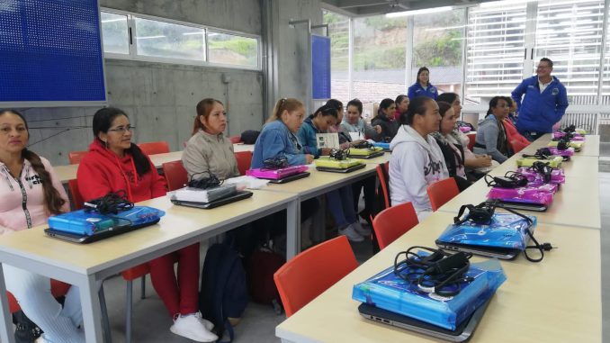La Escuela Busca a la Mujer Adulta