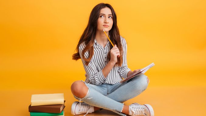 Niña escribiendo
