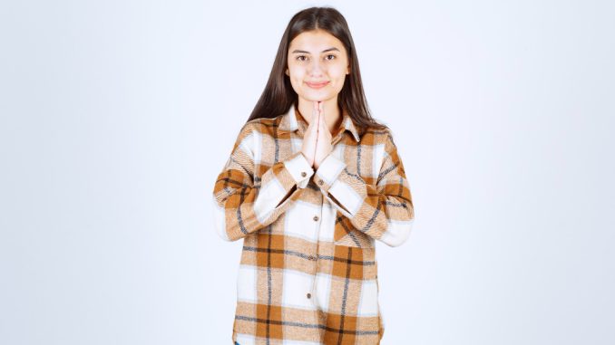 Mujer jóven orando