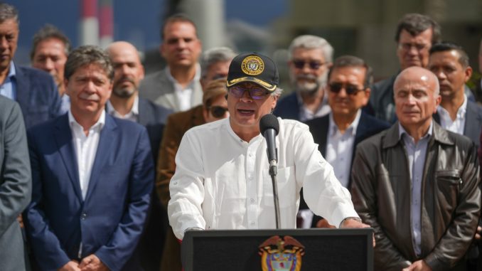 Petro oficializa el salario mínimo para 20223