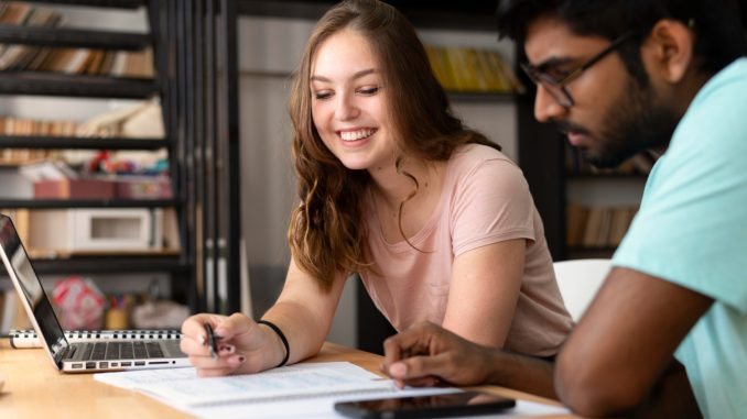 Jóvenes estudiando