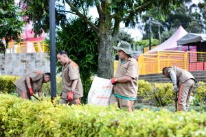 Reclusos embellecen la Plazuela de Henao en jornada de inclusión social en Sonsón
