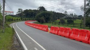 Rionegro instala separador central en vía a La Ceja para reducir la siniestralidad vial