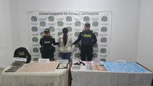 Fuerte golpe al microtráfico en Abejorral: capturada una mujer con drogas, arma de fuego y dinero en efectivo