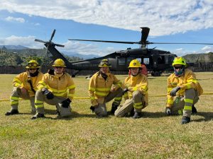 Fuerza Aeroespacial se suma con helicóptero Black Hawk al control del incendio forestal en Abejorral