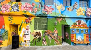 Un mural con chiva escalera interactiva se inaugura en Nariño durante la Fiesta de las Cosechas